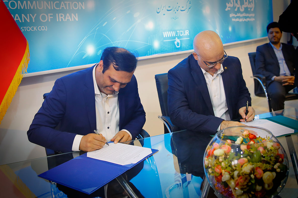 امضای تفاهم‌نامه همکاری میان جمعیت هلال‌احمر و مخابرات/ ایجاد شبکه و سرویس خدمات ارتباطی و اینترنت در 440 نقطه از شعب هلال‌احمر 